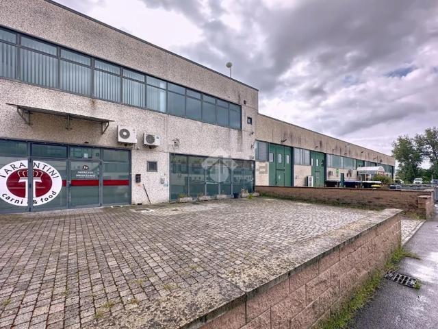 Locale Commerciale in vendita a Novi, San Giovannialla Vena