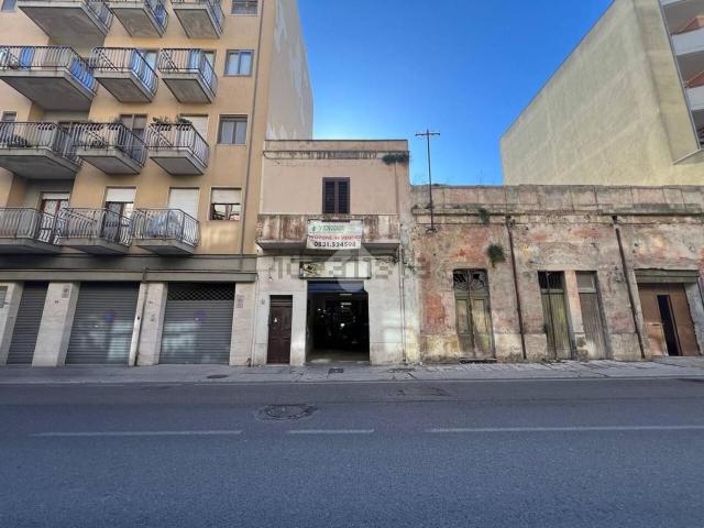Locale Commerciale in vendita a Centro, Puglia