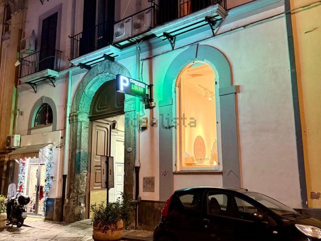 Locale Commerciale in vendita a Municipalità 1, Napola