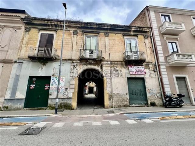 Locale Commerciale in vendita a Centro Storico, Caserta