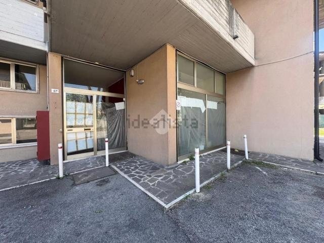 Locale Commerciale in vendita a Bussolengo, Veneto