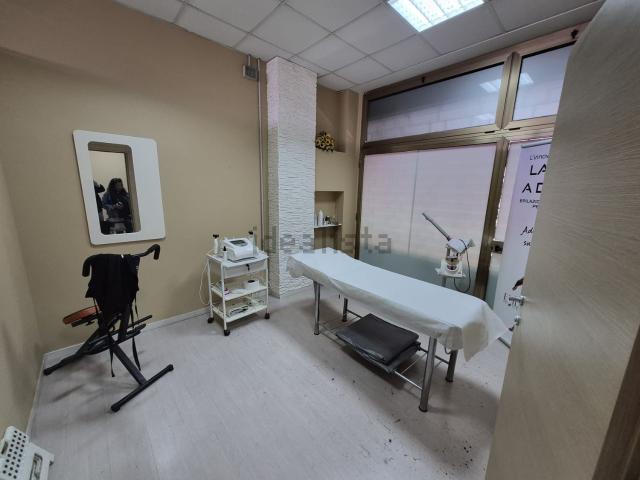 Locale Commerciale in vendita a Puglia, Lecce