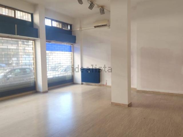 Locale Commerciale in vendita a Porta Torino, Vercelli