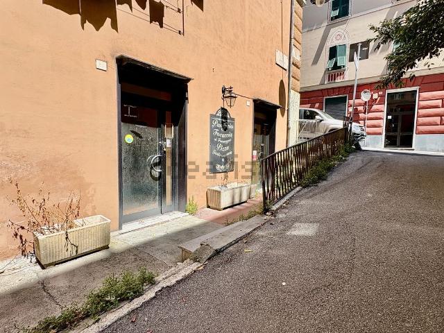 Locale Commerciale in vendita a Centro Est, Serra Riccò