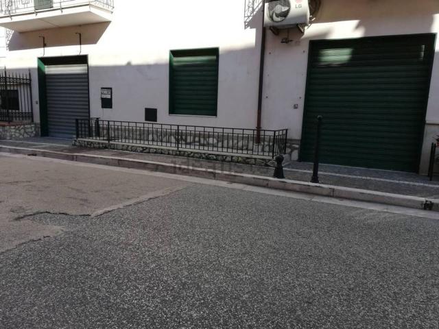Locale Commerciale in vendita a Caiazzo, Campania