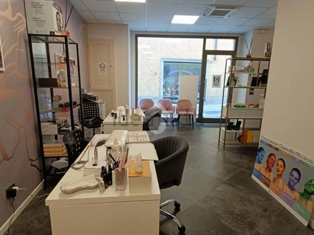 Locale Commerciale in vendita a Alzano Lombardo, Lombardia