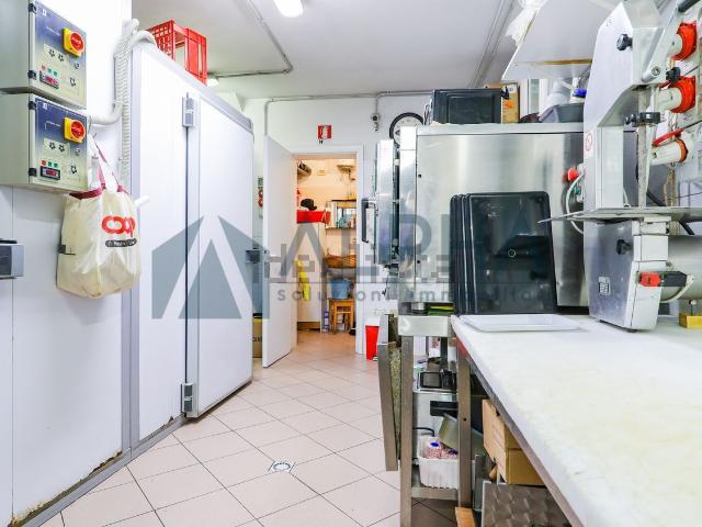 Locale Commerciale in vendita a Unione di Comuni della Romagna Forlivese, Quattro