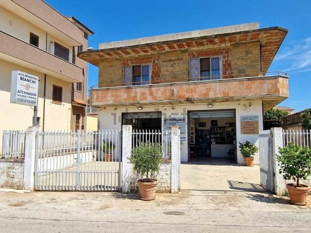 Locale Commerciale in vendita a Mondragone, Campania