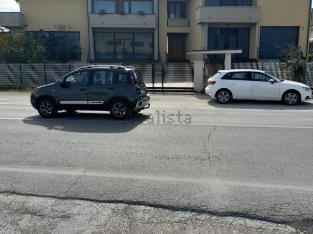 Locale Commerciale in vendita a Bettona, Umbria