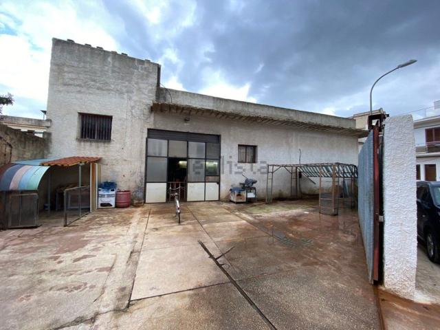 Locale Commerciale in vendita a Quartiere San Giovanni, Castelvetrano