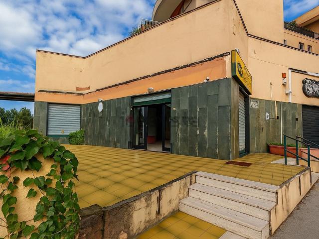 Locale Commerciale in vendita a Pisciarelli, Pozzuoli