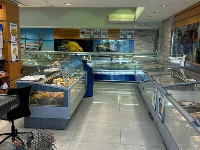 Locale Commerciale in vendita a Giugliano In Campania, Campania