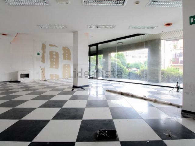 Locale Commerciale in vendita a Curno, Lombardia