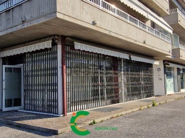 Locale Commerciale in vendita a Fonte, Asolo