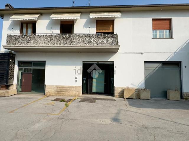 Locale Commerciale in vendita a San Leo Bastia, Umbria
