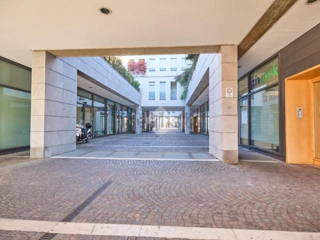Locale Commerciale in vendita a Bergamo, Lombardia