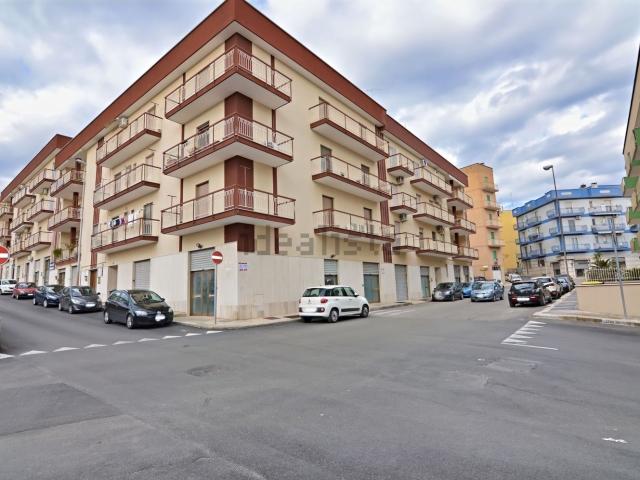 Locale Commerciale in vendita a Puglia, Bari