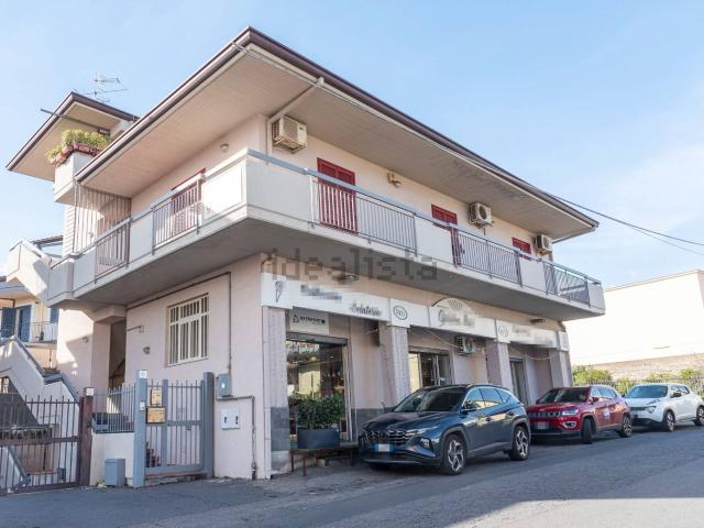 Locale Commerciale in vendita a Loreto, Acireale