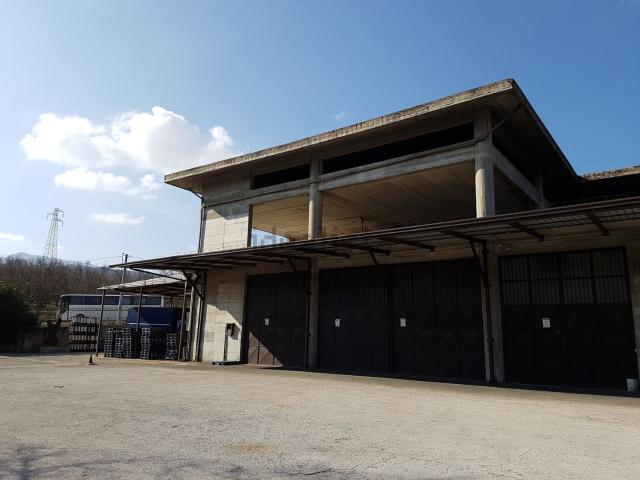 Locale Commerciale in vendita a Avellino, Campania