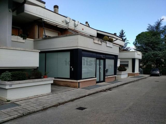 Locale Commerciale in vendita a Brosciano, Marche