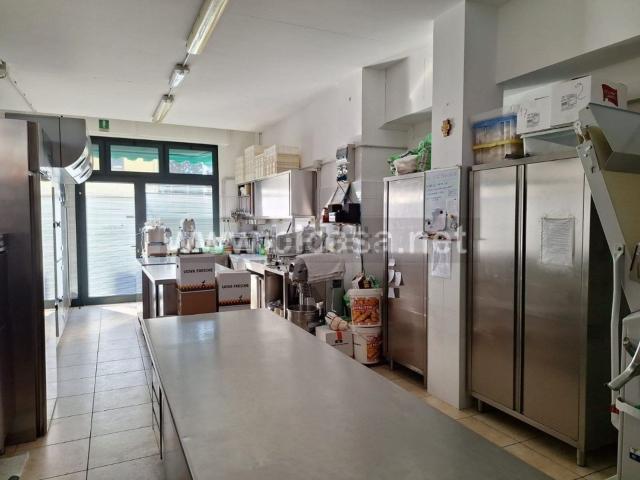 Locale Commerciale in vendita a 5 Torri, Marche