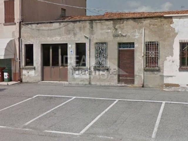 Locale Commerciale in vendita a San Giovanni del Dosso, Mantova