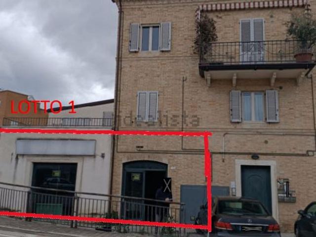 Locale Commerciale in vendita a Tirassegno, Marche