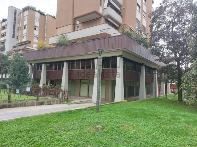 Locale Commerciale in vendita a Oltresempione, Legnano
