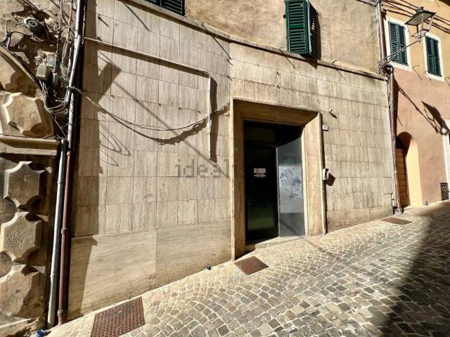 Locale Commerciale in vendita a Marche, Ancona