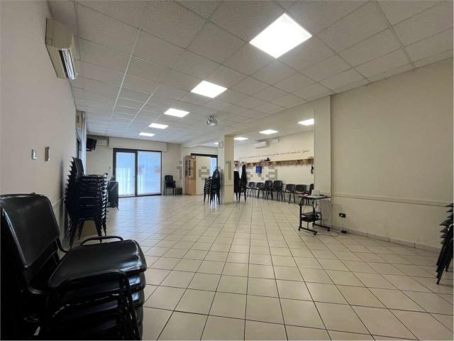 Locale Commerciale in vendita a Santa Croce, Re