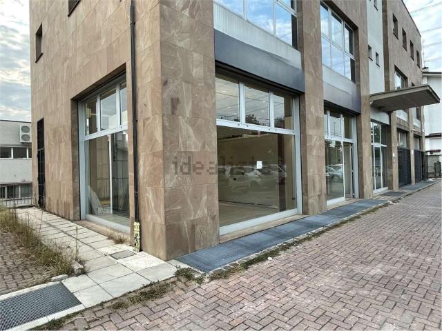 Locale Commerciale in vendita a Limbiate, Lombardia