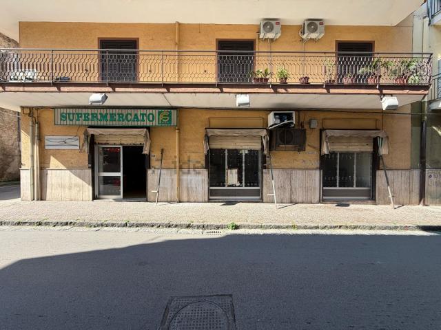 Locale Commerciale in vendita a Giugliano In Campania, Campania
