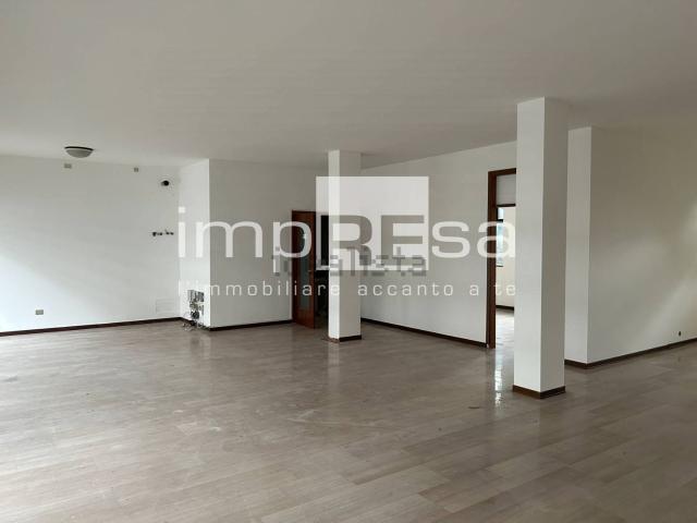 Locale Commerciale in vendita a Treviso, Veneto