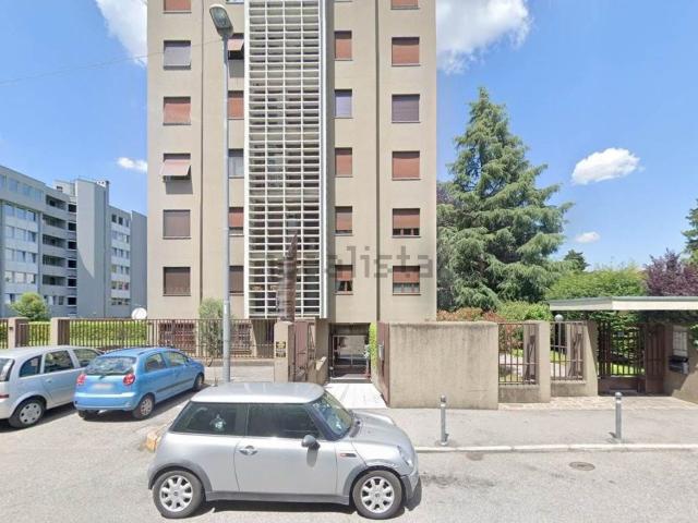 Locale Commerciale in vendita a Sant'Albino, Monza