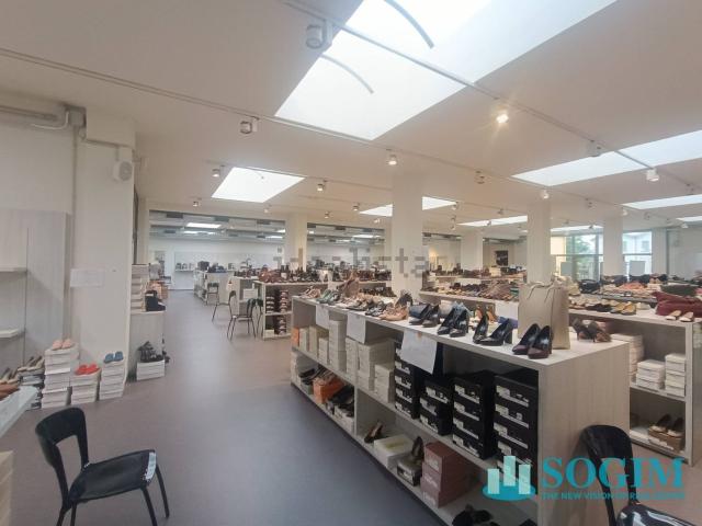 Locale Commerciale in vendita a Cirimido, Lombardia
