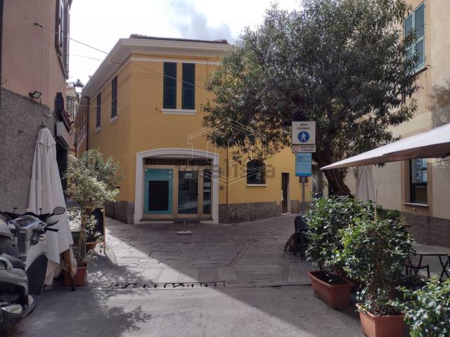 Locale Commerciale in vendita a San Michele di Pagana, Rapallo