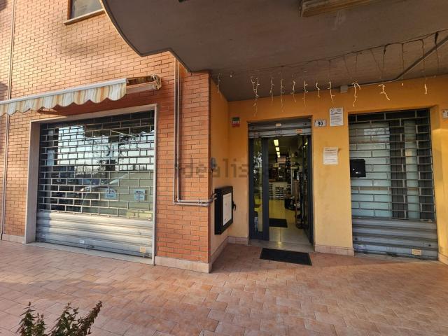 Locale Commerciale in vendita a Latina, Lazio