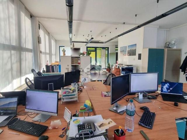 Locale Commerciale in vendita a Novate Brianza, Merate