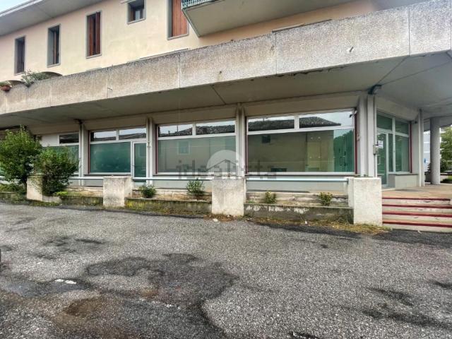 Locale Commerciale in vendita a Calcinato, Lombardia