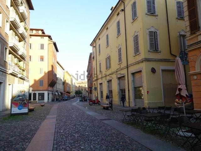 Locale Commerciale in vendita a Centro Storico, Modena