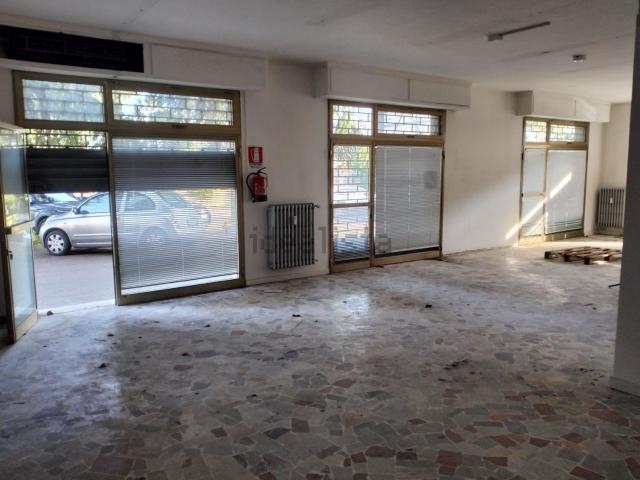 Locale Commerciale in vendita a Quinto Basso, Sesto Fiorentino