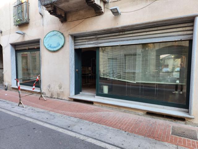 Locale Commerciale in vendita a Gerenzano, Lombardia