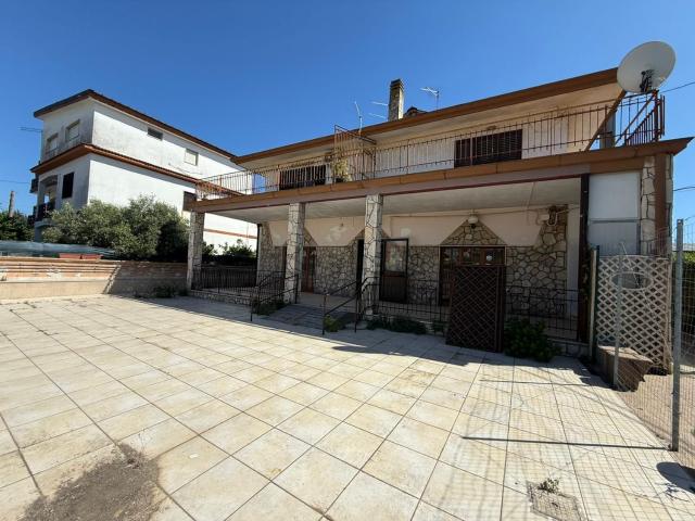 Locale Commerciale in vendita a Lama, Puglia