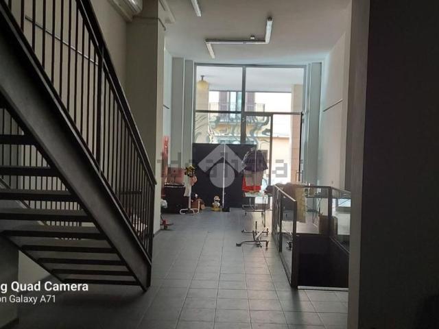 Locale Commerciale in vendita a Centro, Gallarate