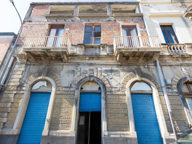 Locale Commerciale in vendita a Fiumefreddo Di Sicilia, Sicilia