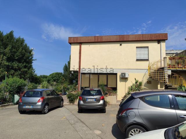 Locale Commerciale in vendita a Sant'Andrea delle Fratte, Cenerente