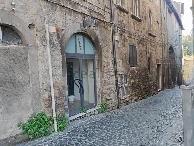 Locale Commerciale in vendita a Viterbo, Lazio