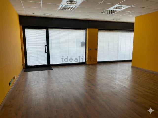 Locale Commerciale in vendita a Vaprio D'adda, Lombardia