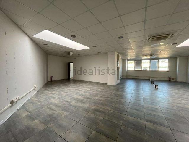 Locale Commerciale in vendita a Baraccola Ovest, Marche