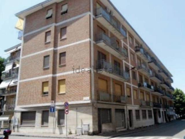 Locale Commerciale in vendita a Valenza, Alessandria
